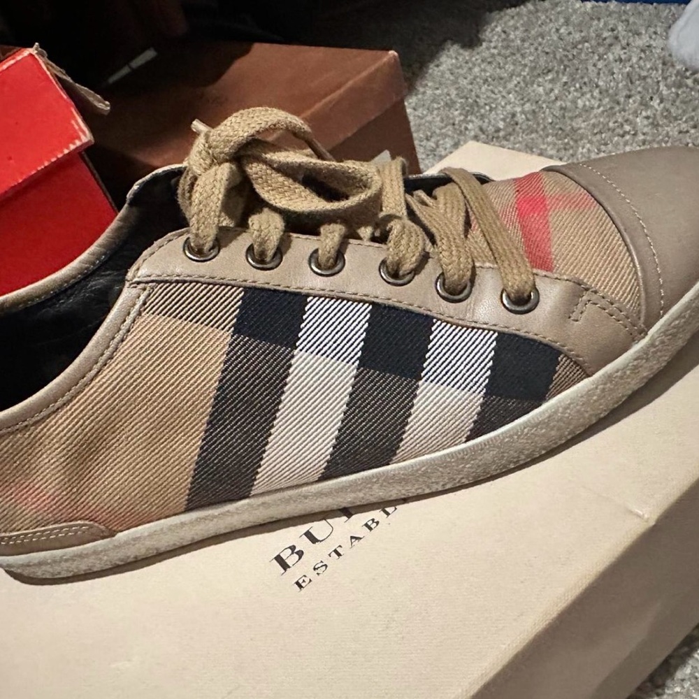 Burberry Cream and Black Logo Cloth - Picture 6 of 7